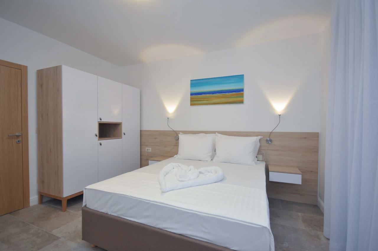 Corso Levante Luxury Suites Petrovac Екстериор снимка